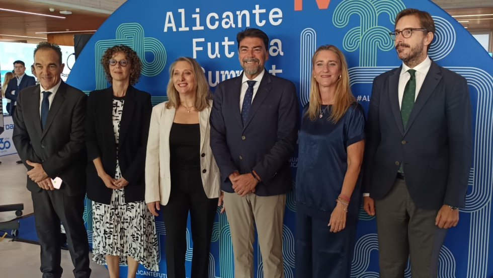 Luis Barcala y autoridades en Alicante Futura Summit 2026.