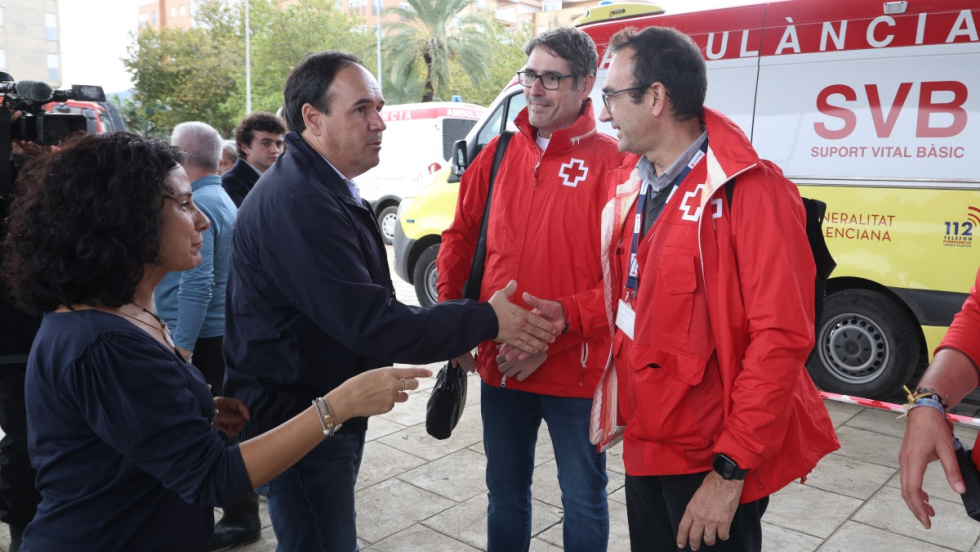 P&eacute;rez Llorca junto a efectivos de la Cruz Roja del dispositivo por la DANA Adam de octubre de 2026.