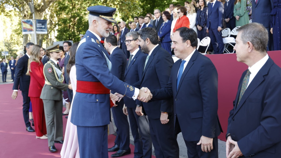 El rey Felipe VI saluda a P&eacute;rez Llorca, presidente de la Generalitat Valenciana.