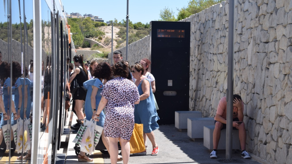 Pasajeros del TRAM de Alicante.