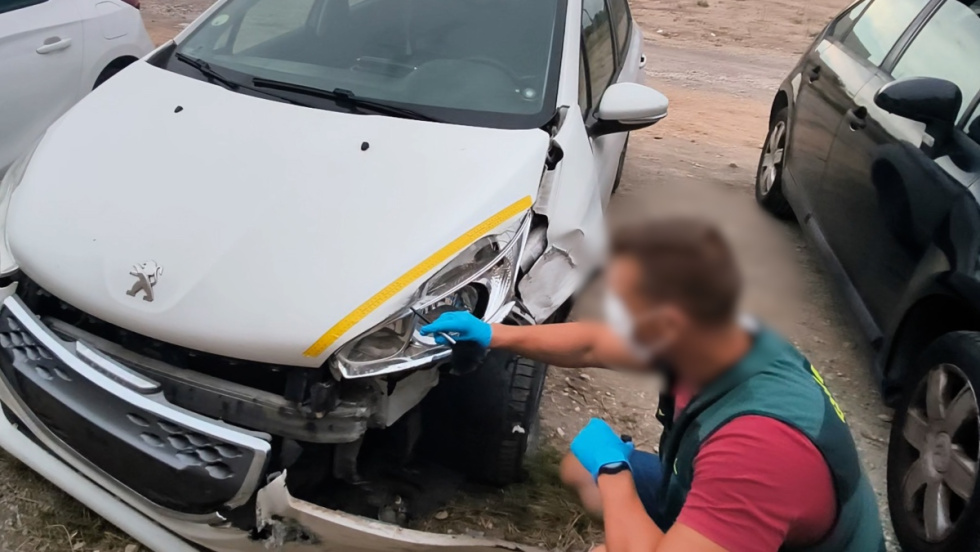 Coche con el que un detenido en Dolores atropell&oacute; a dos personas tras una discusi&oacute;n.