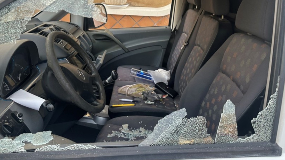 Destrozos en un coche robado.