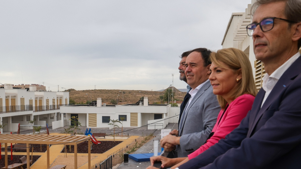 V&iacute;sita de autoridades a viviendas protegidas en el barrio de Rabasa, Alicante.