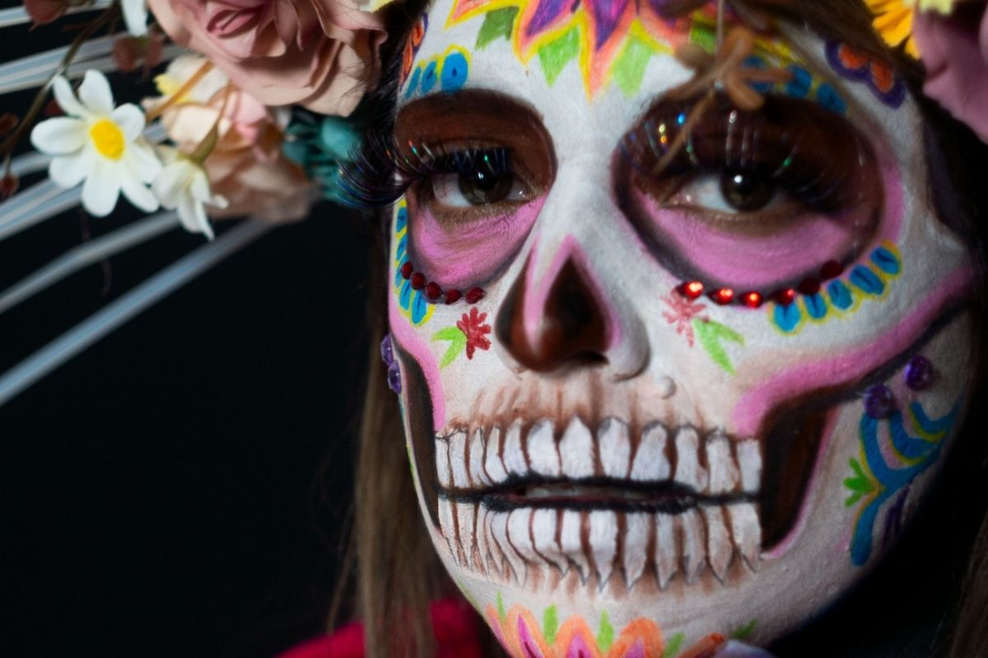 Caracterizaci&oacute;n de Catrina con motivo de Halloween