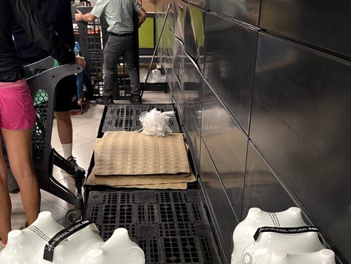 Agua agotada en supermercados de Alicante por el apagón - 28 abril 2025