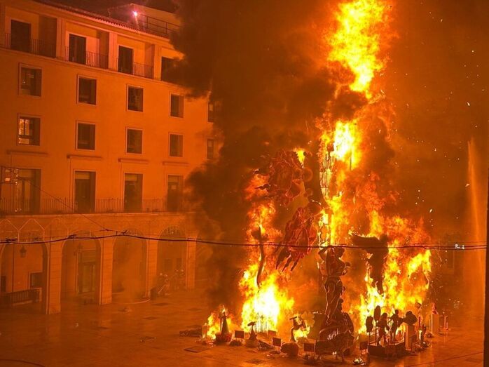 Cremà de la hoguera oficial de las Hogueras 2025
