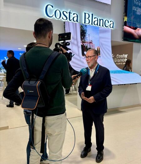 Juanjo Berenguer, alcalde de El Campello, atiende a los medios en Fitur 2026