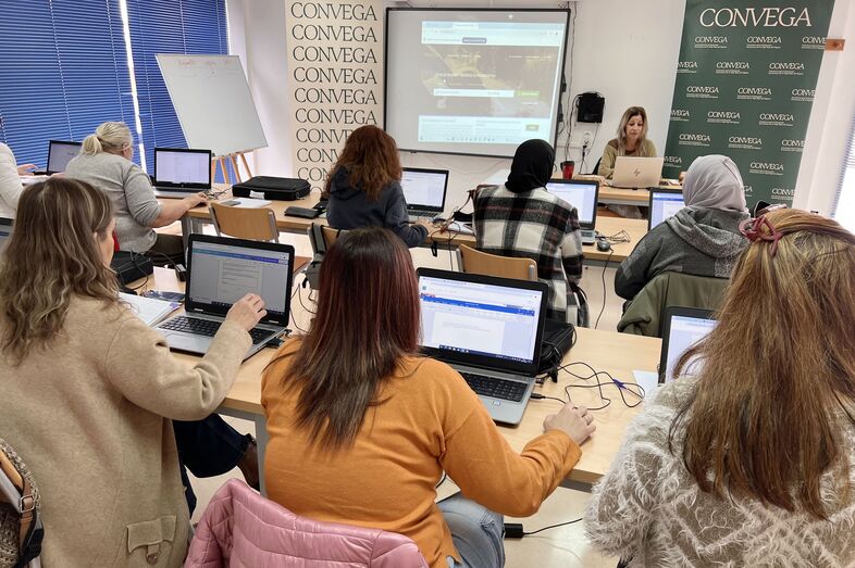 Convega impulsa un programa de orientación laboral para facilitar la inserción de 120 personas en la Vega Baja